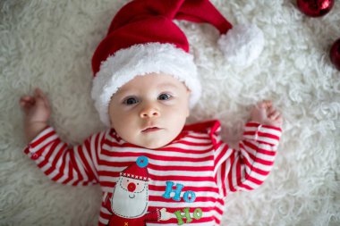 Sevimli küçük yeni doğan bebek çocuk Noel portresi