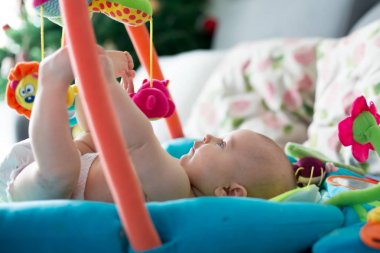 Küçük bebek çocuk, evde renkli oyuncaklar ile oynama