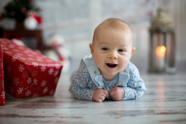 Bonito retrato de Natal do menino, deitado de barriga para baixo — Fotografia de Stock