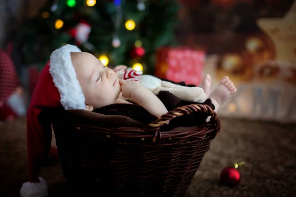 Cute three months old baby with bear hat in a basket, sleeping — Stock Photo, Image
