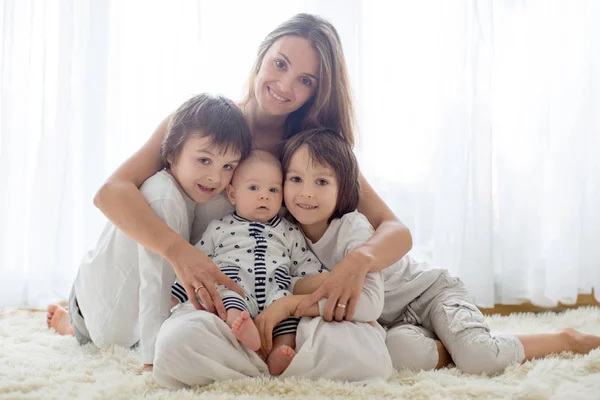 Családi portré és az anya a három fiú, elszigetelt fehér — Stock Fotó