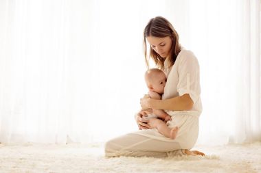Genç erkek onun yeni doğan bebek emzirme anne 