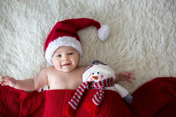 Christmas porträtt av söt liten nyfödd pojke, klädd i sant — Stockfoto