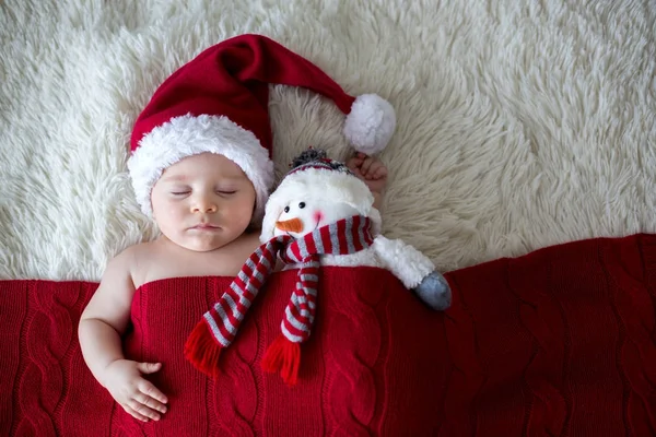 Liten sovande nyfödd pojke, Santa hatt — Stockfoto