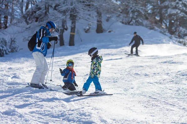 Duas crianças pequenas, irmãos irmãos, esquiando na montanha austríaca — Fotografia de Stock