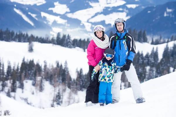 Genç bir çocuk, dağlarda Kayak ile mutlu bir aile — Stok fotoğraf