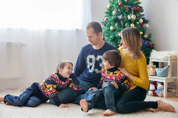 Mutlu aile Noel aile portre evde, eğleniyor