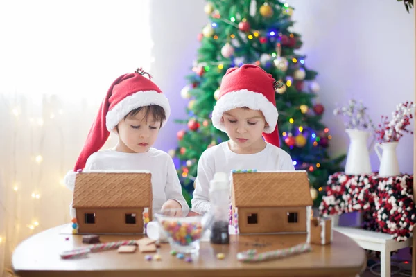 Dos niños dulces, hermanos, haciendo galletas de jengibre casa —  Fotos de Stock