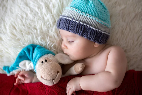 Kleiner schlafender neugeborener Junge mit Weihnachtsmütze — Stockfoto