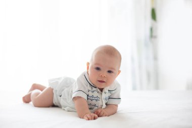 Evde yatağında oynarken şirin küçük dört aylık oğlu,