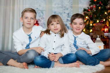 Üç çocuk, kardeş, onların Noel portre sahip