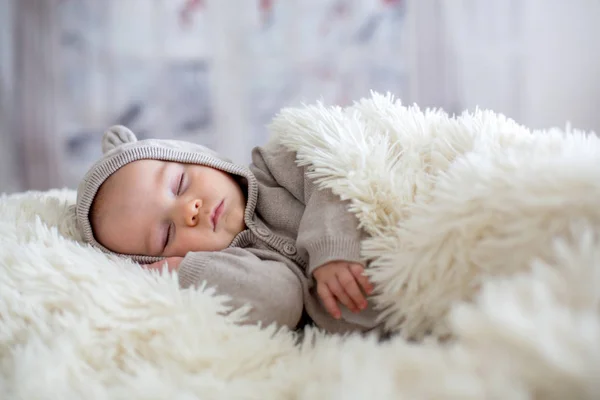 Söt pojke i Björn övergripande, sover i sängen med Nalle — Stockfoto