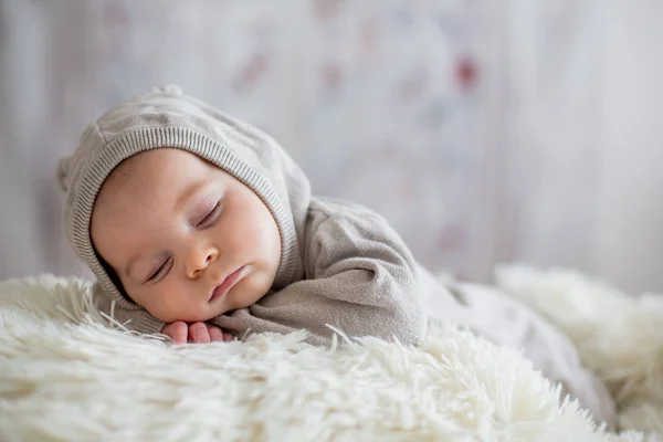 Słodkie baby boy w ponosi ogólną, Śpiące w łóżku z misiem — Zdjęcie stockowe