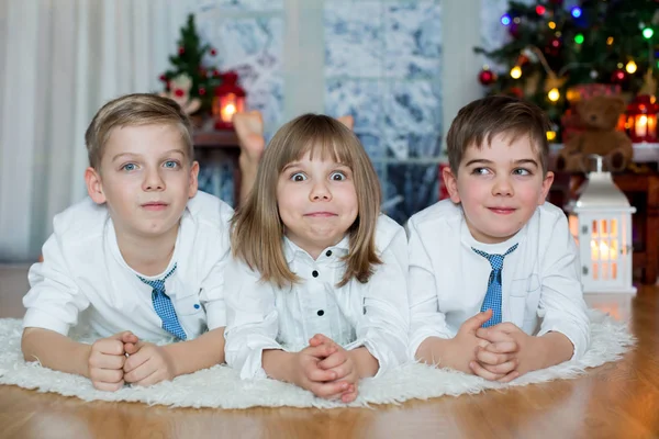Tři děti, sourozenci, s jejich vánoční portrét — Stock fotografie