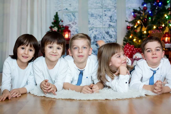 Pět roztomilé děti, bratři, sestry, sourozenců a přátel havi — Stock fotografie