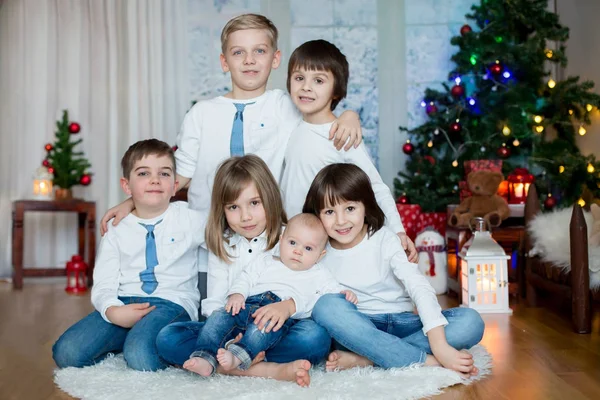 Beş sevimli çocuk, kardeş, kardeş, kardeş ve arkadaşlar, havi — Stok fotoğraf