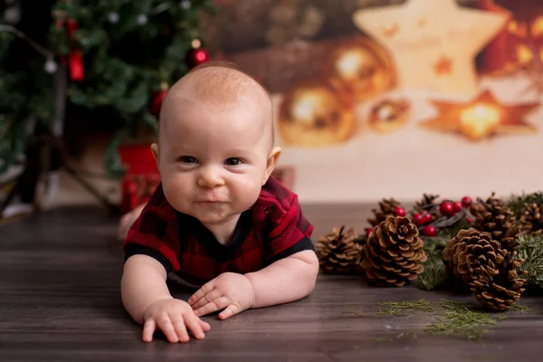 床の上に横たわる小さな赤ちゃん男の子クリスマスの服を着て — ストック写真