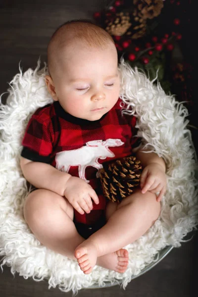 Liten pojke med jul kläder, sover i korgen — Stockfoto