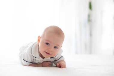 Evde yatağında oynarken şirin küçük dört aylık oğlu,