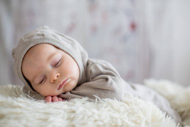 Tatlı bebek çocukta oyuncak ayı ile yatakta uyuyan ayı genel,
