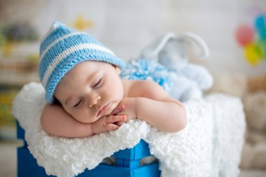 Sevimli ayıcık ile uyku küçük oğlu örme şapka ile