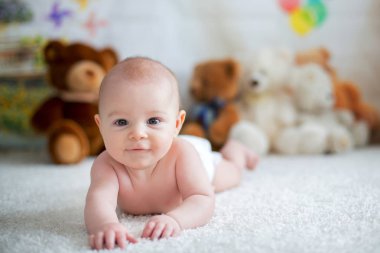 Küçük evde yumuşak oyuncak ayı oyuncakları ile oynarken oğlu