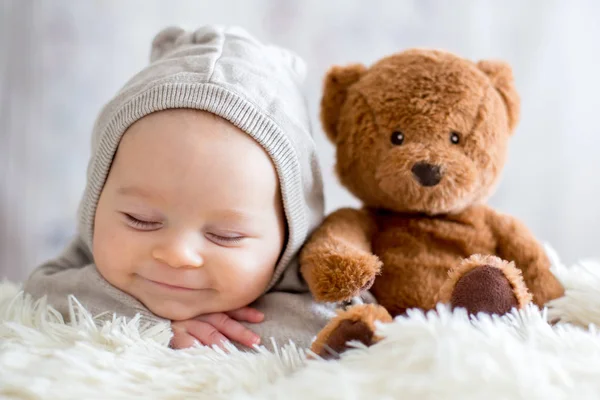 Dolce bambino in generale, dormire a letto con orsacchiotto — Foto Stock