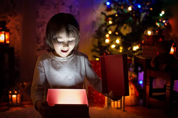 İki çocuk, erkek kardeşler, Noel hediyeleri, büyülü açma 