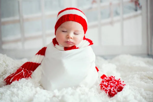 Weihnachtsportrait des süßen kleinen neugeborenen Jungen, der eine Hose trägt — Stockfoto