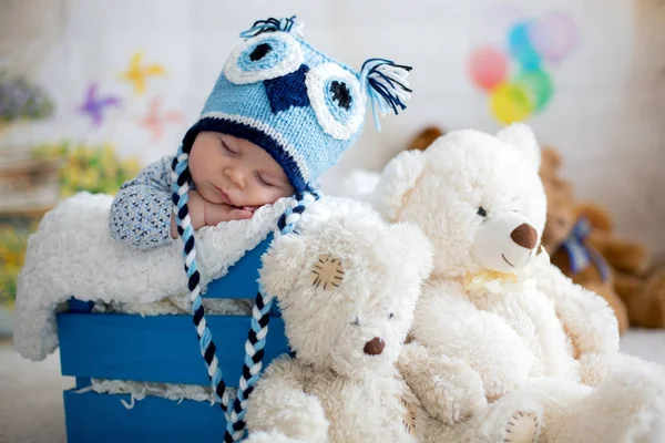 Pequeño niño con sombrero de punto, durmiendo con lindo oso de peluche —  Fotos de Stock