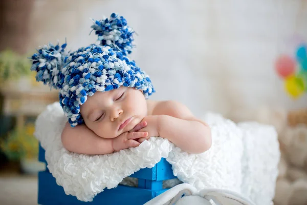 Μικρό αγοράκι με πλεκτό καπέλο, στον ύπνο με χαριτωμένο αρκουδάκι — Φωτογραφία Αρχείου