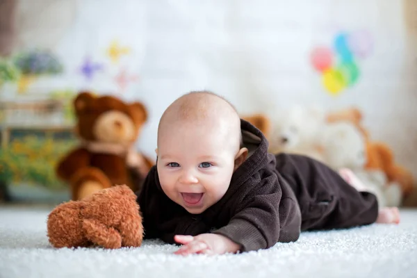 Malý chlapeček hraje doma s měkký medvídek hračky — Stock fotografie