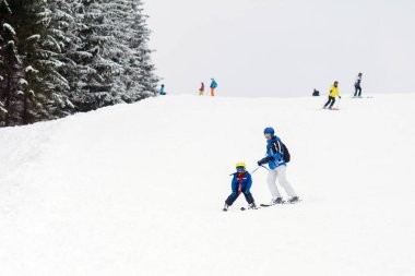 Genç çocuk, Avusturya Kayak merkezinde kar yamaçta Kayak