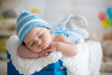 Sevimli ayıcık ile uyku küçük oğlu örme şapka ile