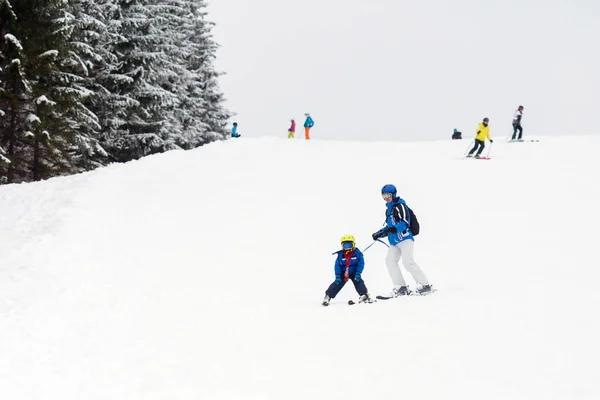 Fiatal gyermek, hó-lejtőn síközpont Ausztriában síelés — Stock Fotó
