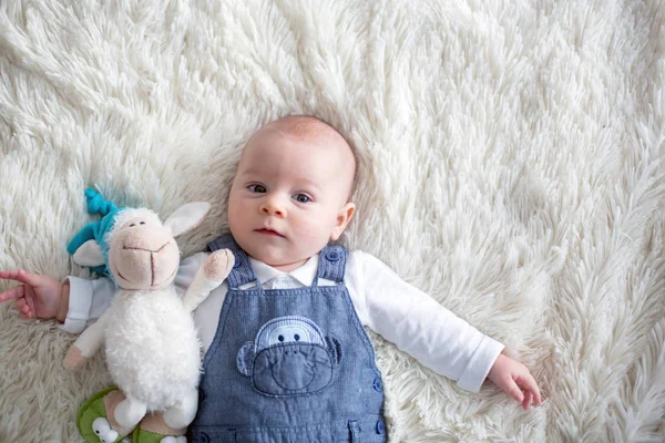 自宅のおもちゃで遊んで、小さなかわいい赤ちゃん男の子 — ストック写真