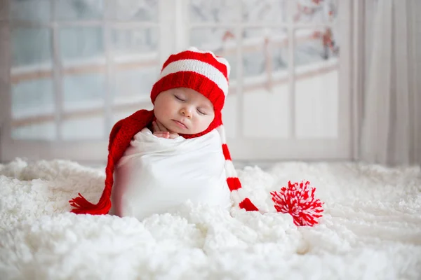 Χριστούγεννα πορτρέτο του χαριτωμένο μικρό αγόρι νεογέννητο μωρό, φοράει sant — Φωτογραφία Αρχείου
