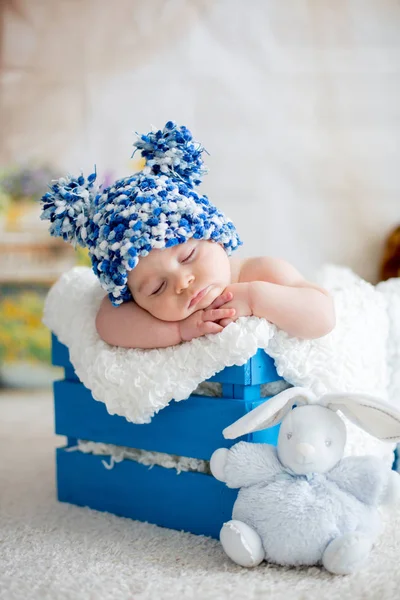 Little baby boy with knitted hat, sleeping with cute teddy bear — Stock Photo, Image