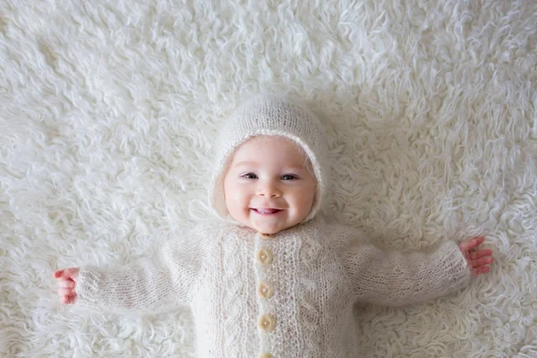 白いニットの onesie で小さな男の子の近くに肖像画と — ストック写真