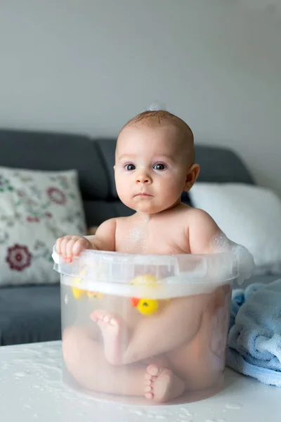 かわいい 4 ヶ月前の赤ちゃん男の子とバケツで遊んで — ストック写真