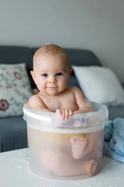 かわいい 4 ヶ月前の赤ちゃん男の子とバケツで遊んで — ストック写真