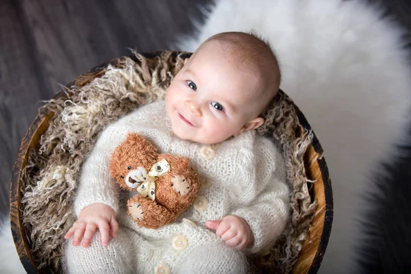 Aranyos kis baby boy, kézzel kötött ruha, játék — Stock Fotó