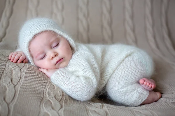 Όμορφο αγοράκι σε λευκό πλεκτά υφάσματα και καπέλο, στον ύπνο — Φωτογραφία Αρχείου