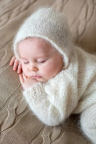 Beatiful bebé niño en paños de punto blanco y sombrero, durmiendo — Foto de Stock