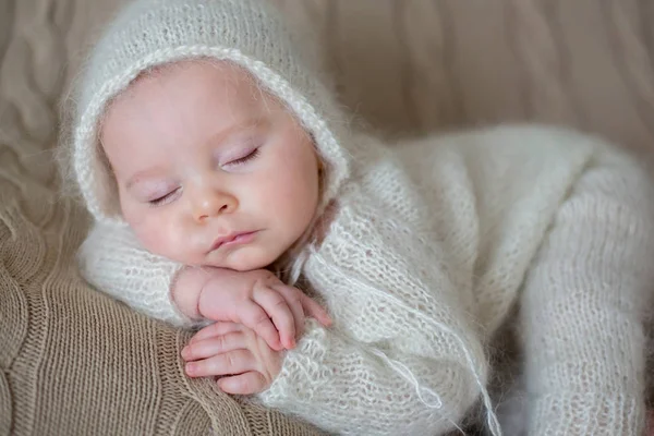 Güzel beyaz örme kumaşlar ve şapka, erkek bebek uyku — Stok fotoğraf