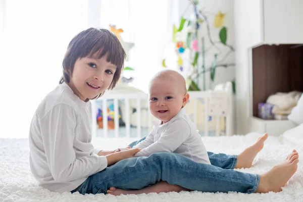 Pequeño niño, jugando con su hermano pequeño en casa —  Fotos de Stock