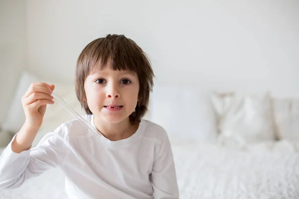 Lilla leende barn pojke hand pekar hans första baby mjölk tand — Stockfoto