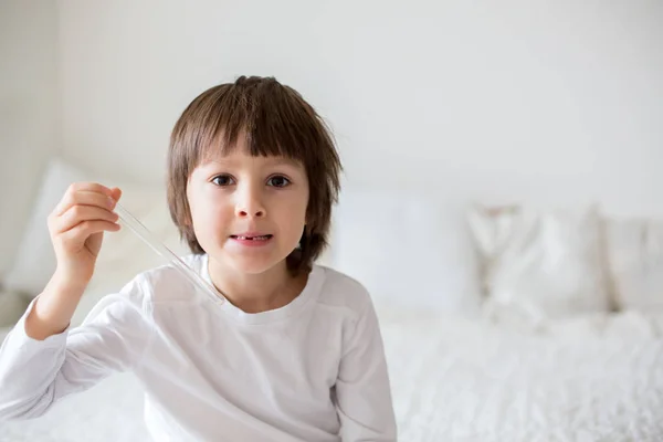 Pequeño niño sonriente mano señalando su primer diente de leche de bebé — Foto de Stock