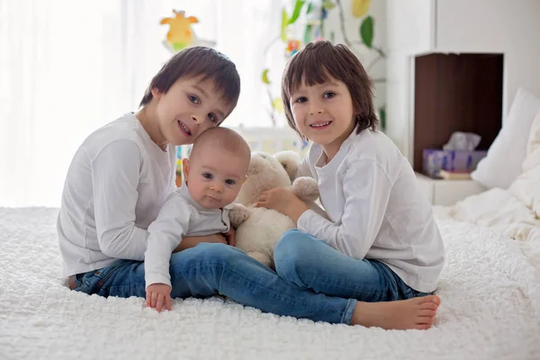 Piccolo bambino e bambini in età prescolare, giocando con il loro fratellino — Foto Stock