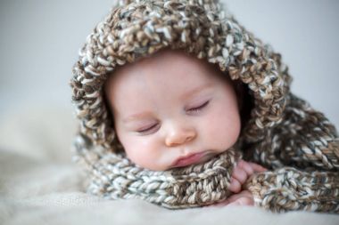 Evde uyuyan yumuşak oyuncak ayı oyuncak ile küçük oğlu,